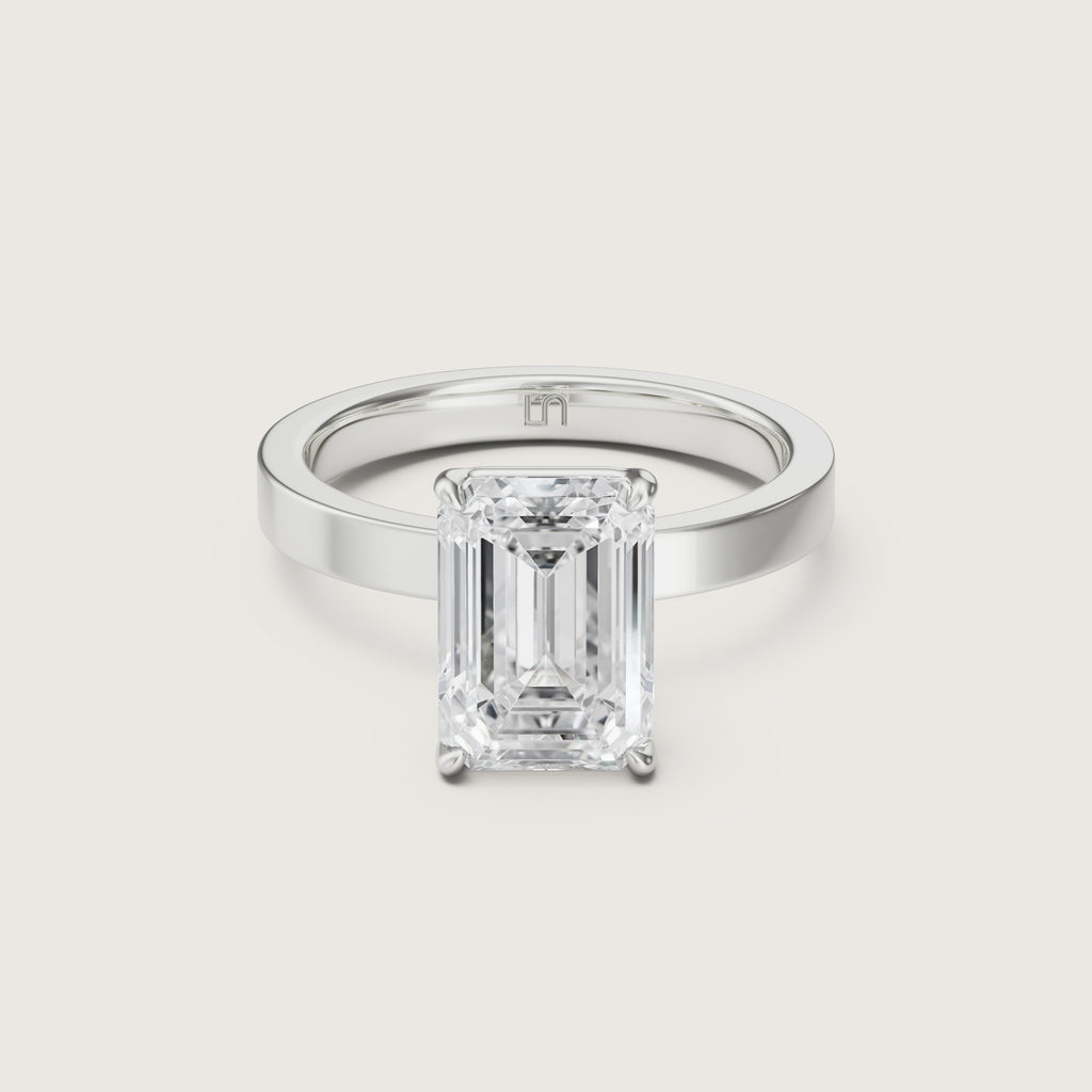 Diamond ring with emerald-cut white gold platinum 