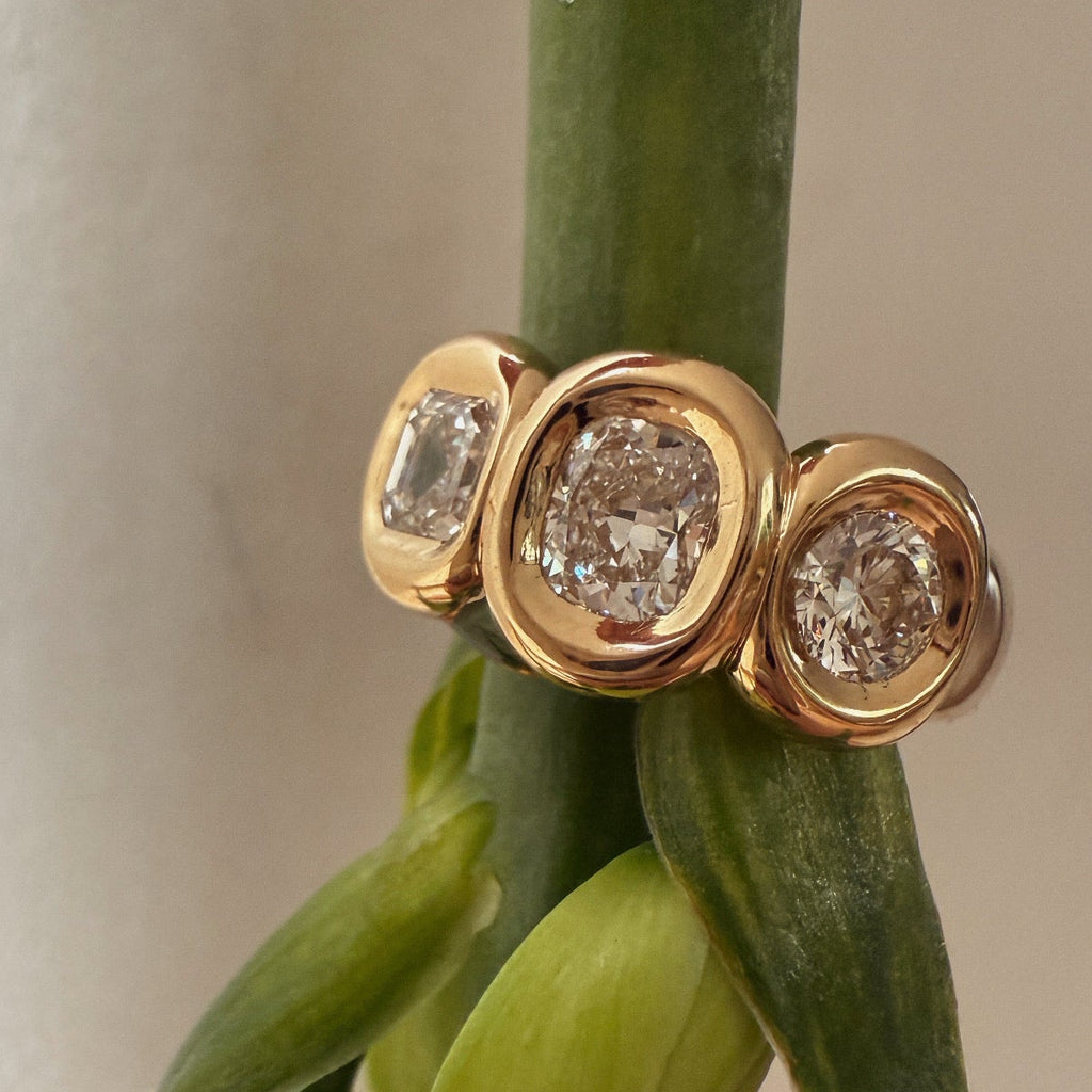 Forma_Trilogy_Signet_Diamonds_Yellow_Gold