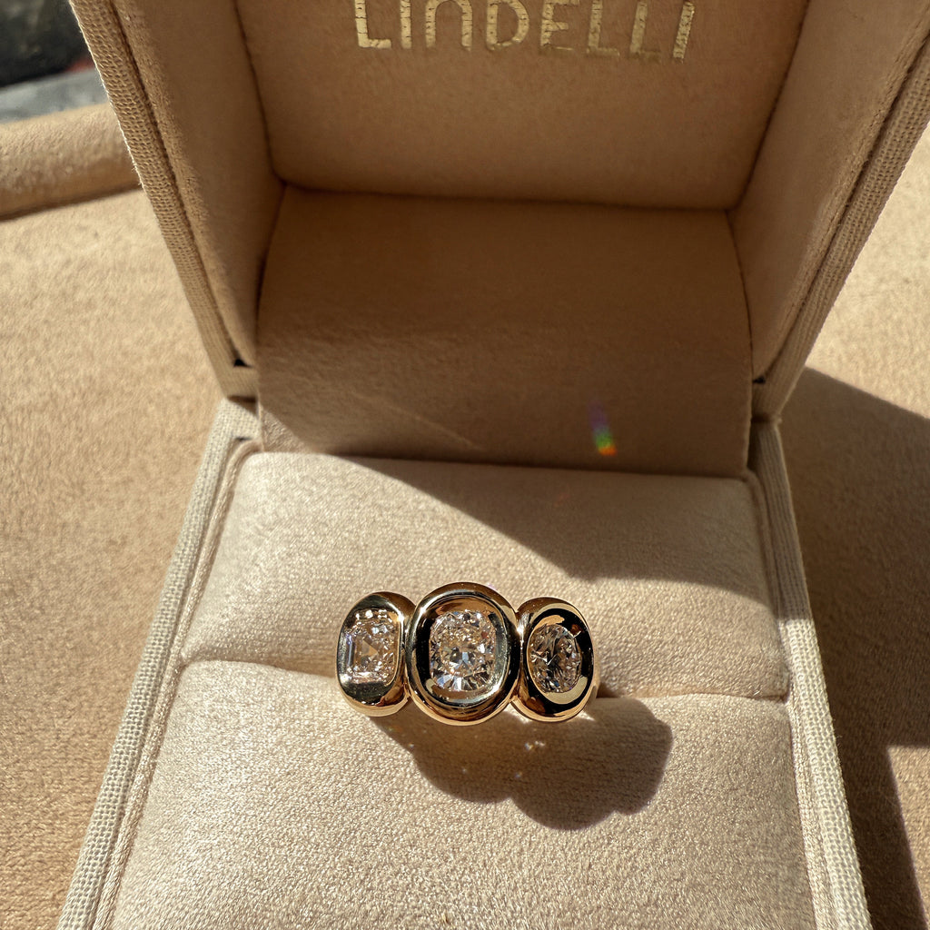 Forma Mixed Diamond Trio Signet Yellow Gold