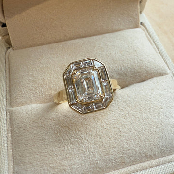 Tutus_Ring_Yellow_Gold_Baguette_Halo
