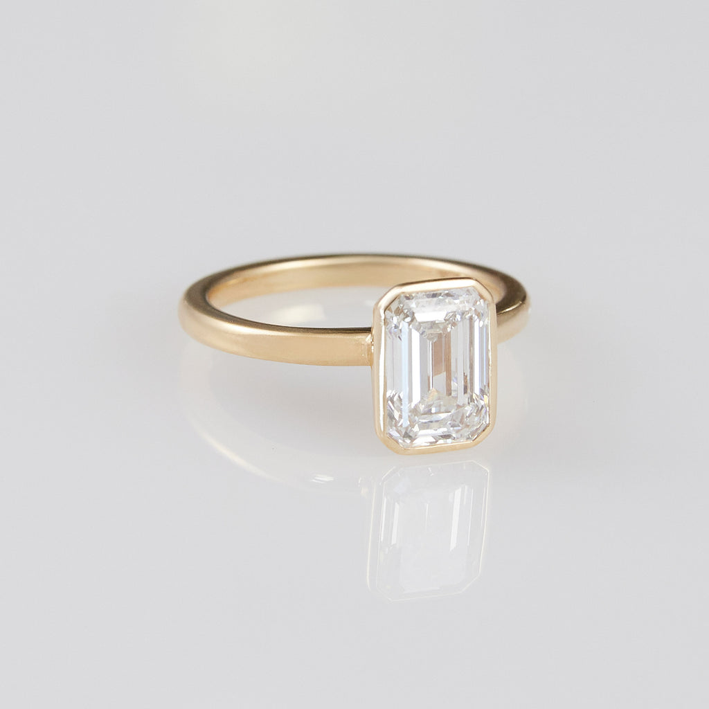 Lindelli_Cadre_Emerald_Diamond_Yellow_Gold_Ring