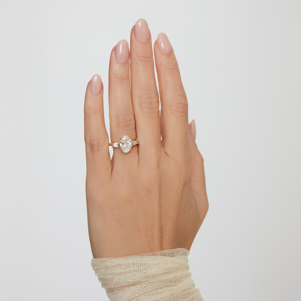Lindelli_Mayfair_Oval_Trilogy_Ring_Yellow_Gold_Hand_White_Gold
