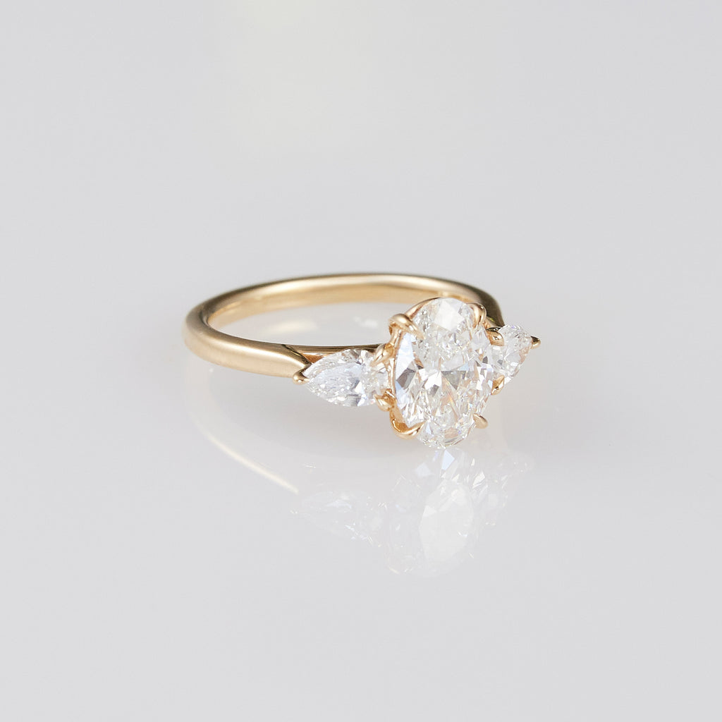 Lindelli_Peony_OVal_Pear_Trilogy_Ring_Diamond_Flat_Yellow_Gold_White_Gold