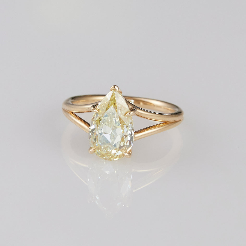 Margot_Pear_Split_Band_Ring_Yellow_Gold_Flat