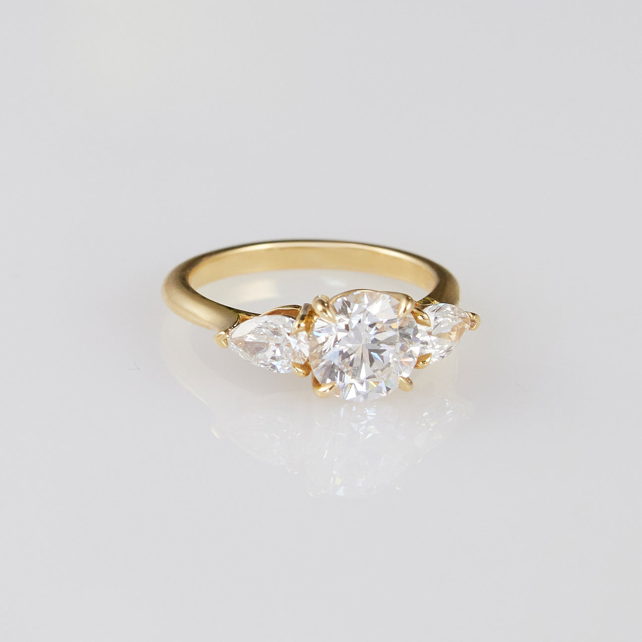 LINDELLI_Round_Pear_Side_Stone_Ring