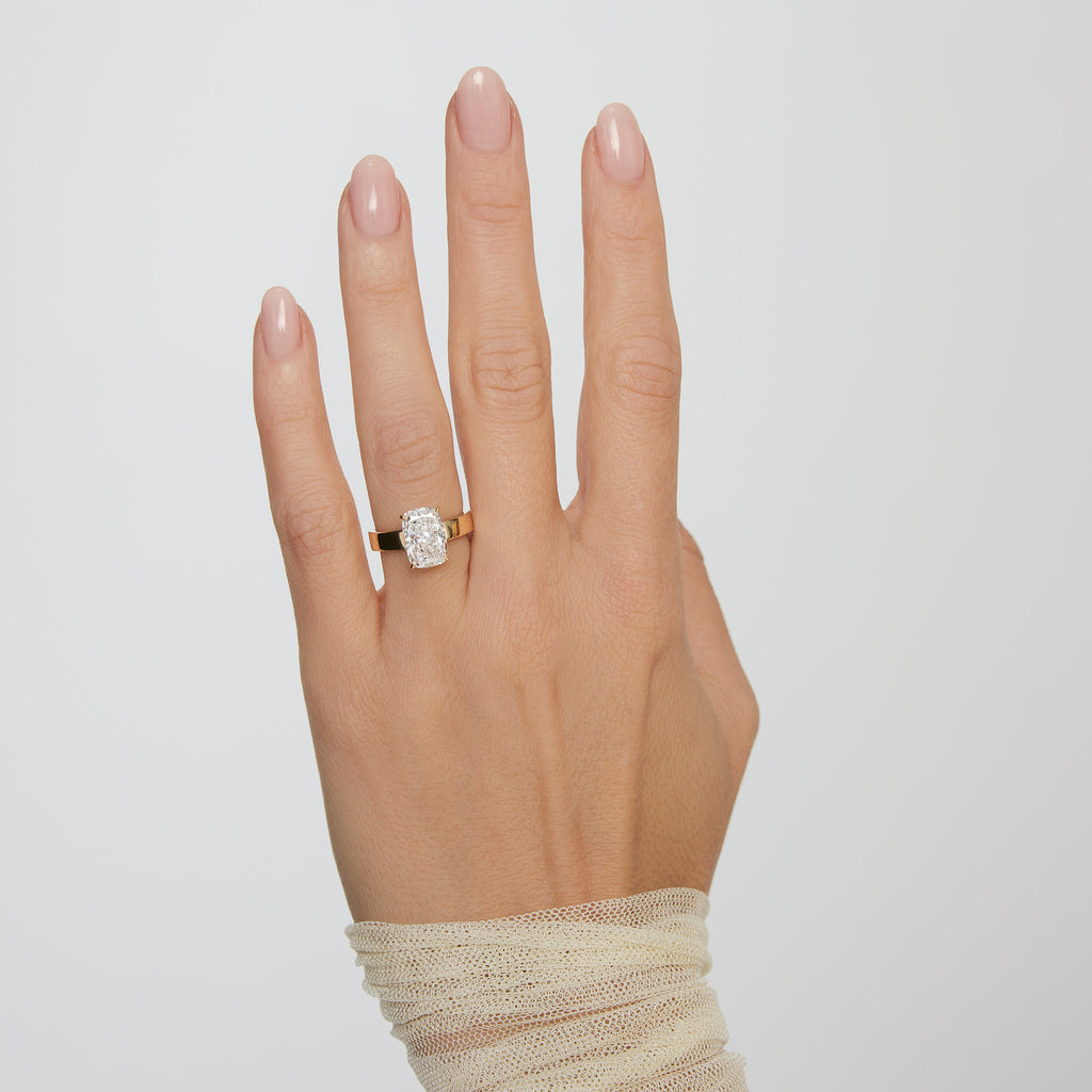Sfera_Cushion_Ring_Flat_Band_Yellow_Gold_White_Gold_Hand