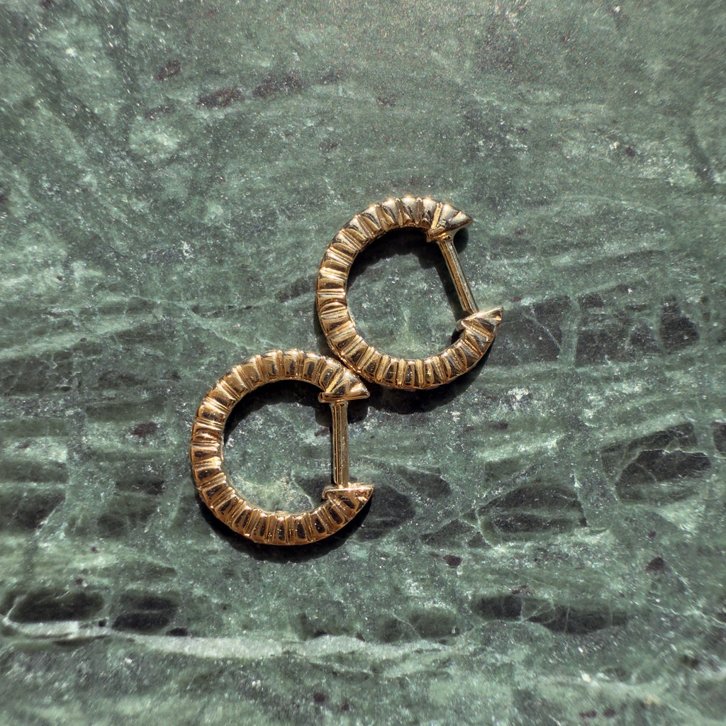 Sol_Ear_Cuff_Yellow_Gold_Fluted_Detail